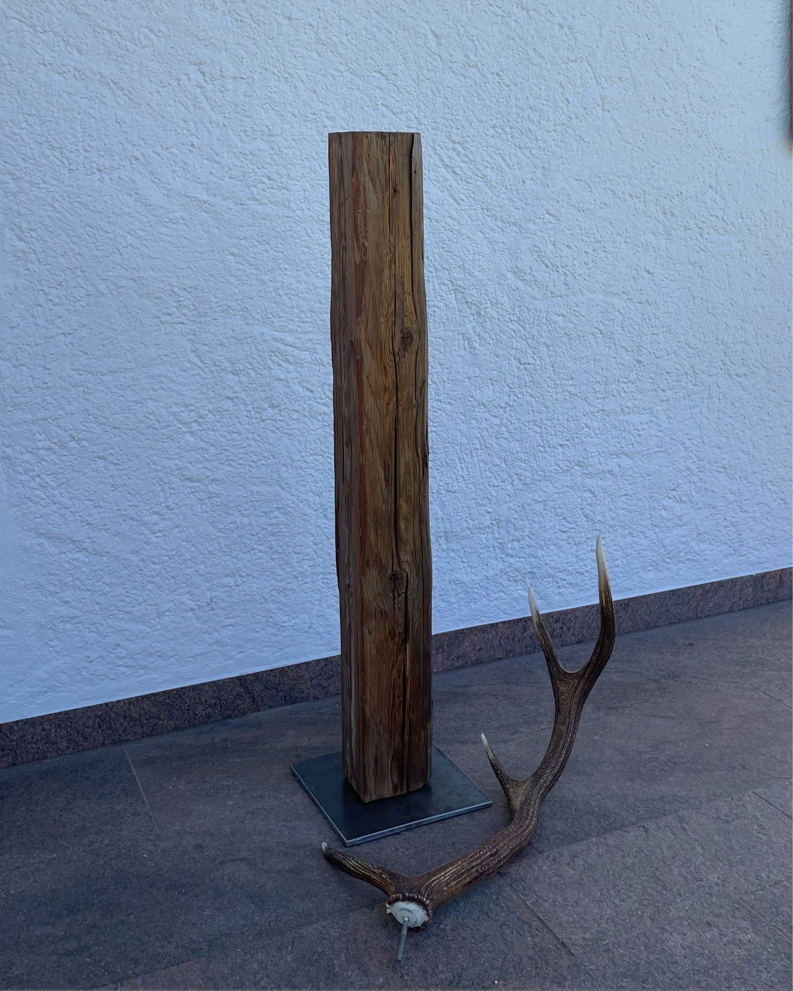 Hirsch-Geweih auf Altholzbalken