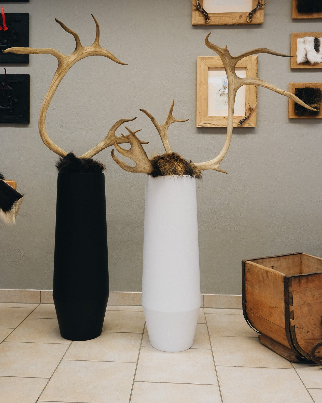 Karibu Geweihstange in weißer Bodenvase