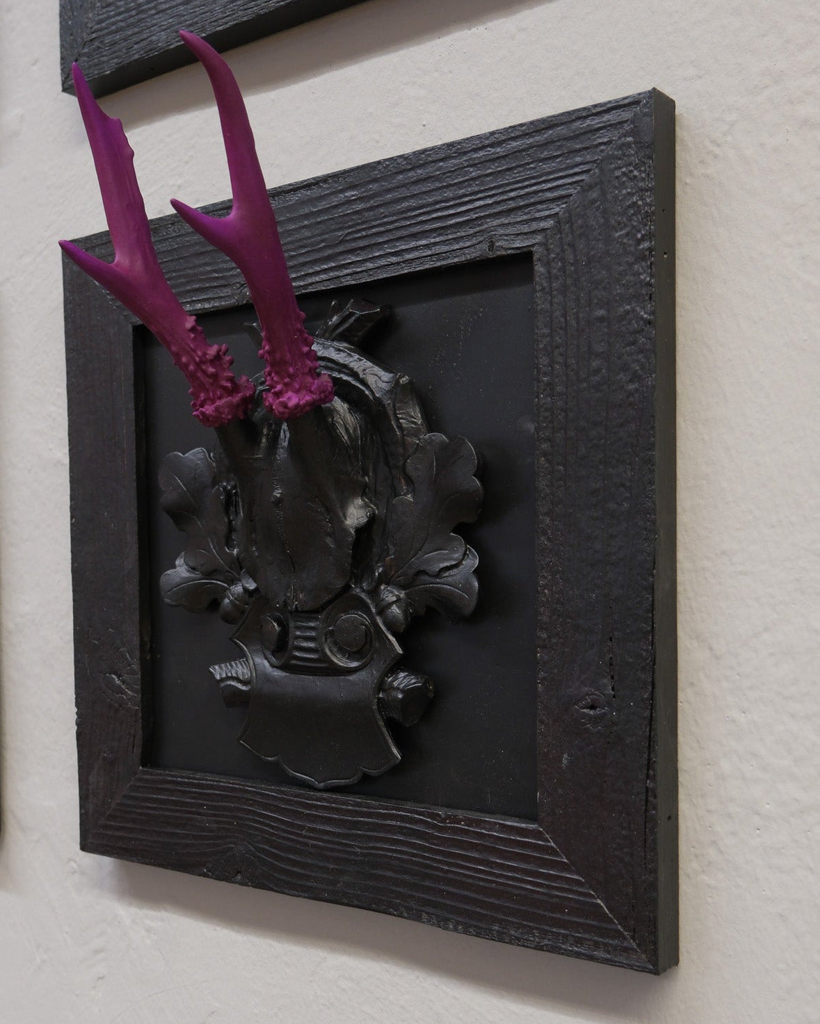 Neon Design Rehbock im Altholzbilderrahmen