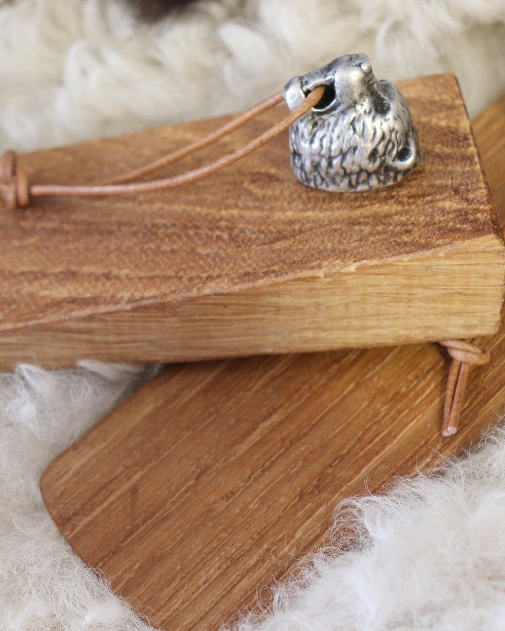 Türkeil aus Holz mit Bärenkopf