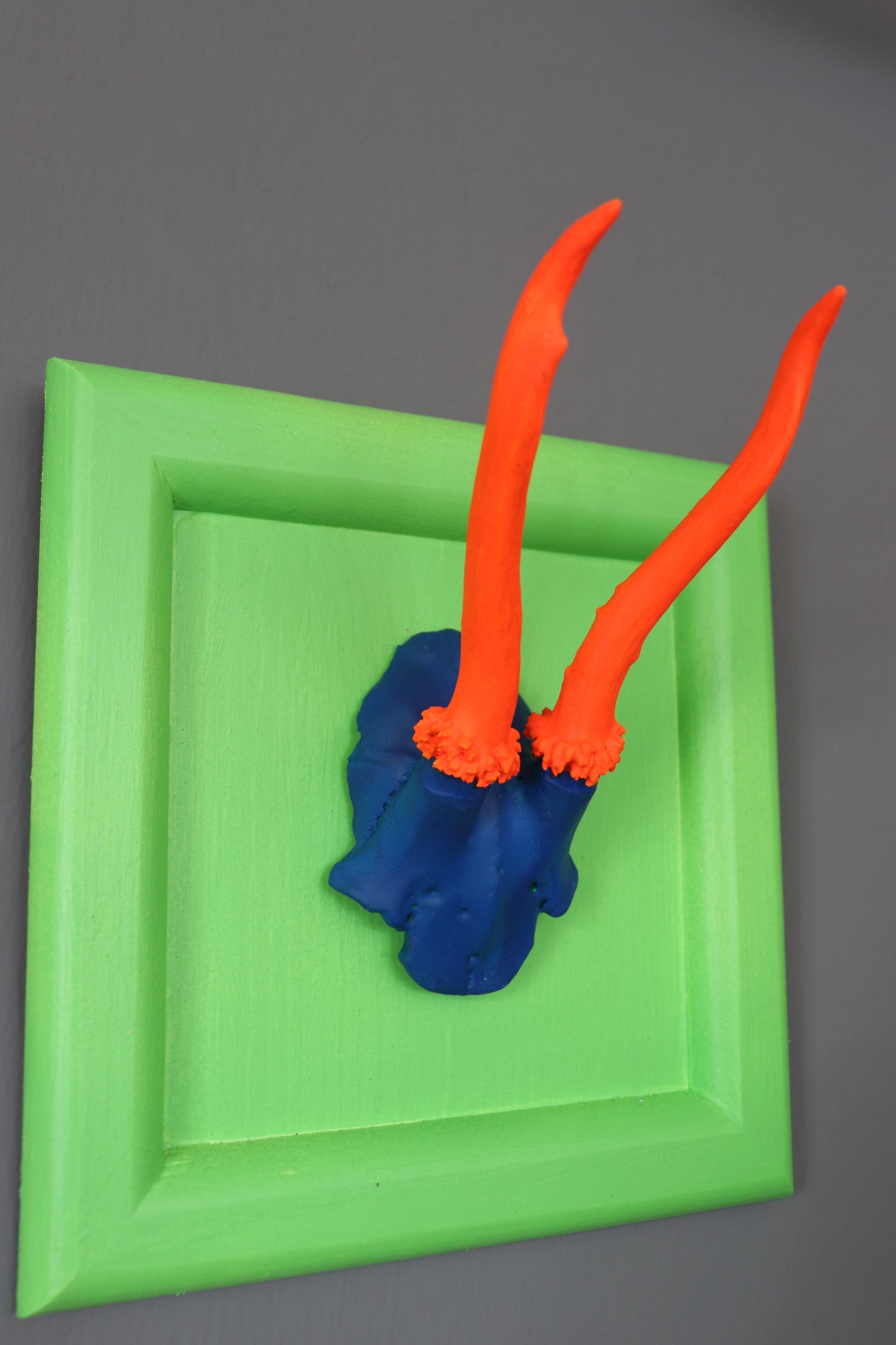 Neon Design Rehbock im Rahmen