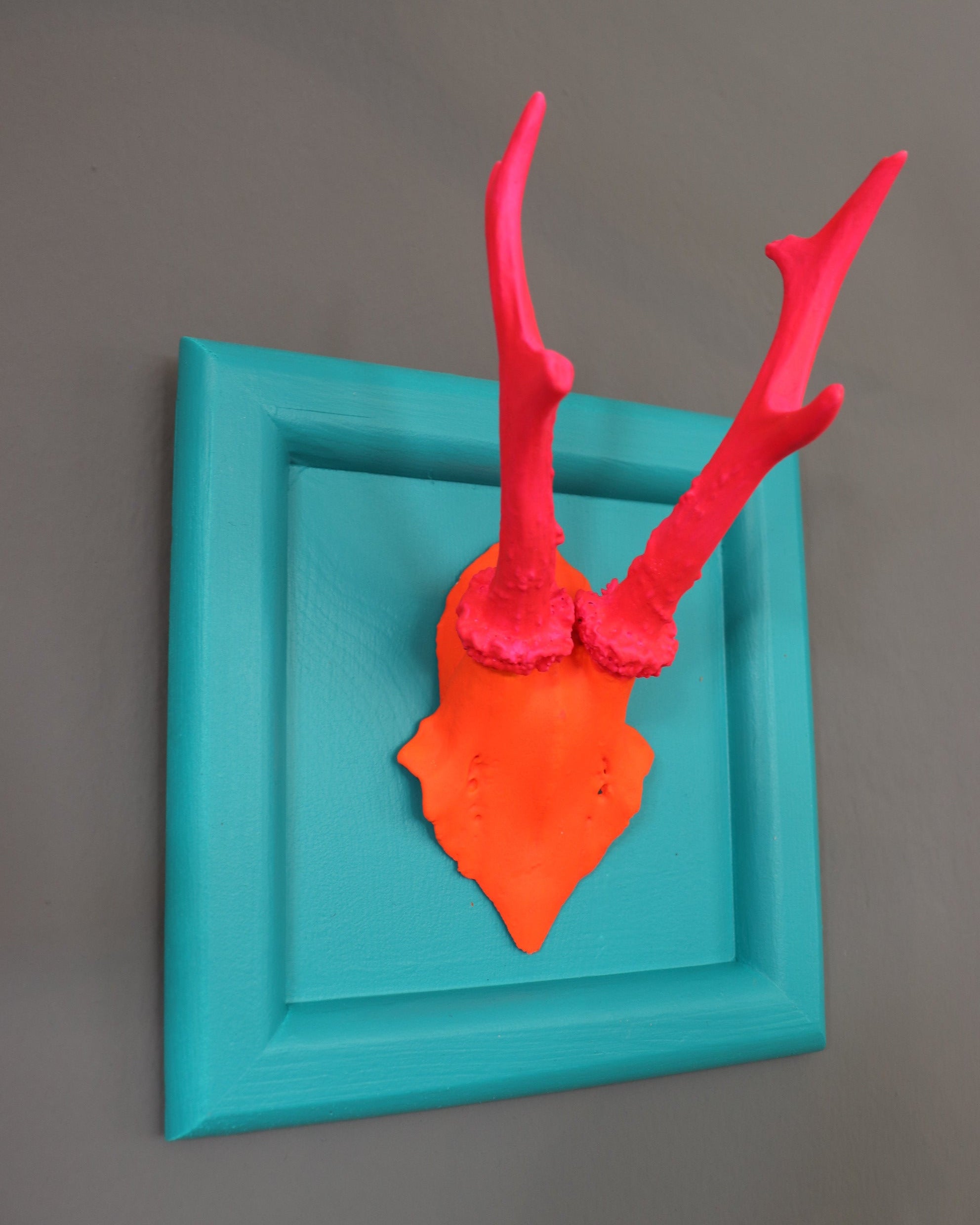 Neon Design Rehbock im Rahmen