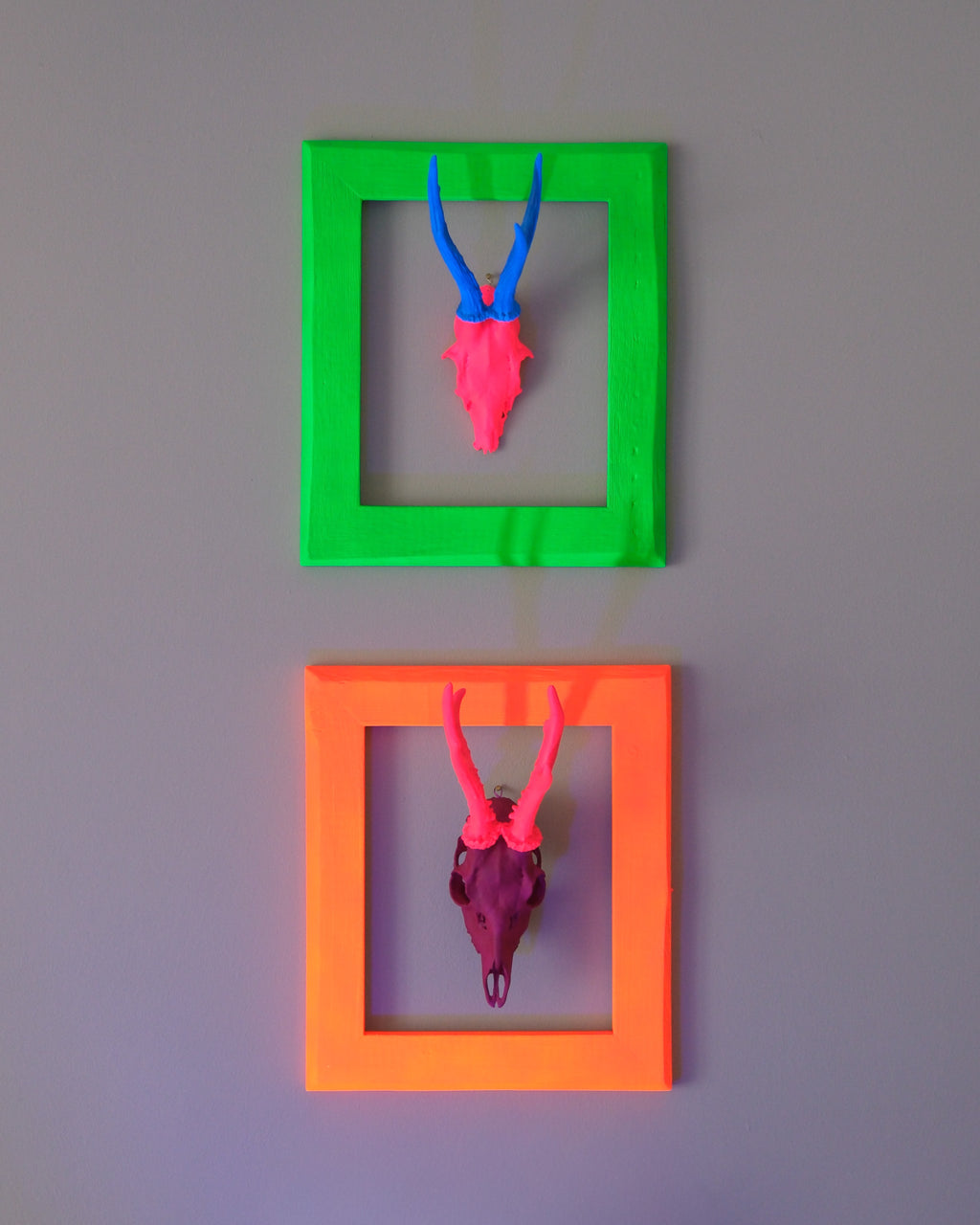 Neon Design Rehbock im Altholzbilderrahmen