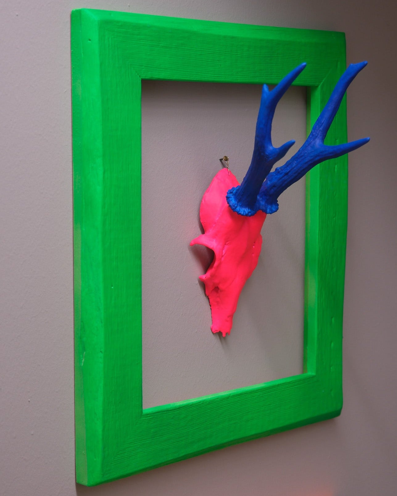 Neon Design Rehbock im Altholzbilderrahmen