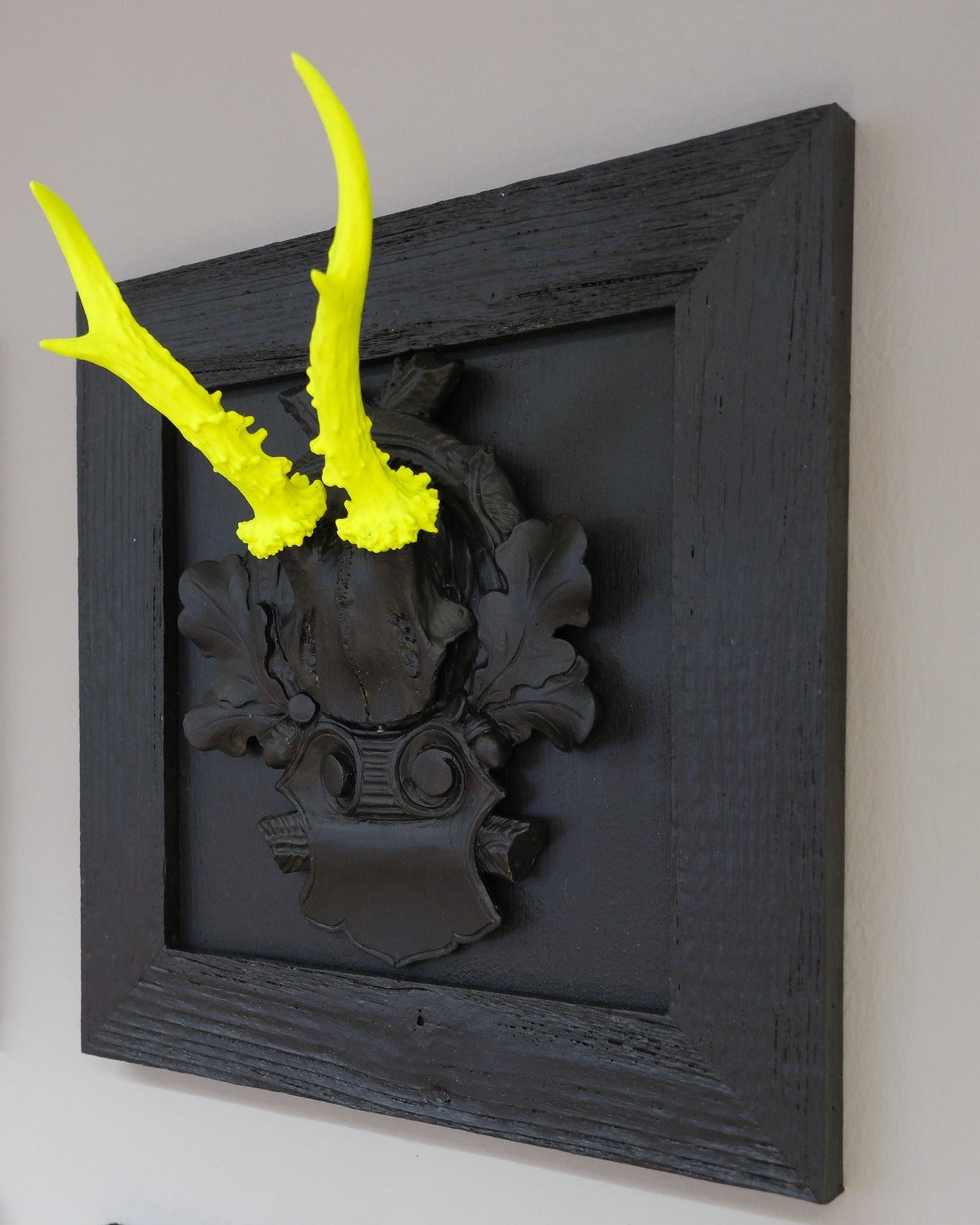 Neon Design Rehbock im Altholzbilderrahmen