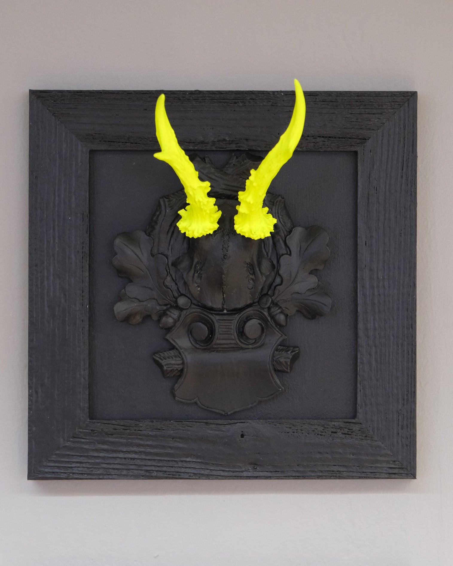 Neon Design Rehbock im Altholzbilderrahmen