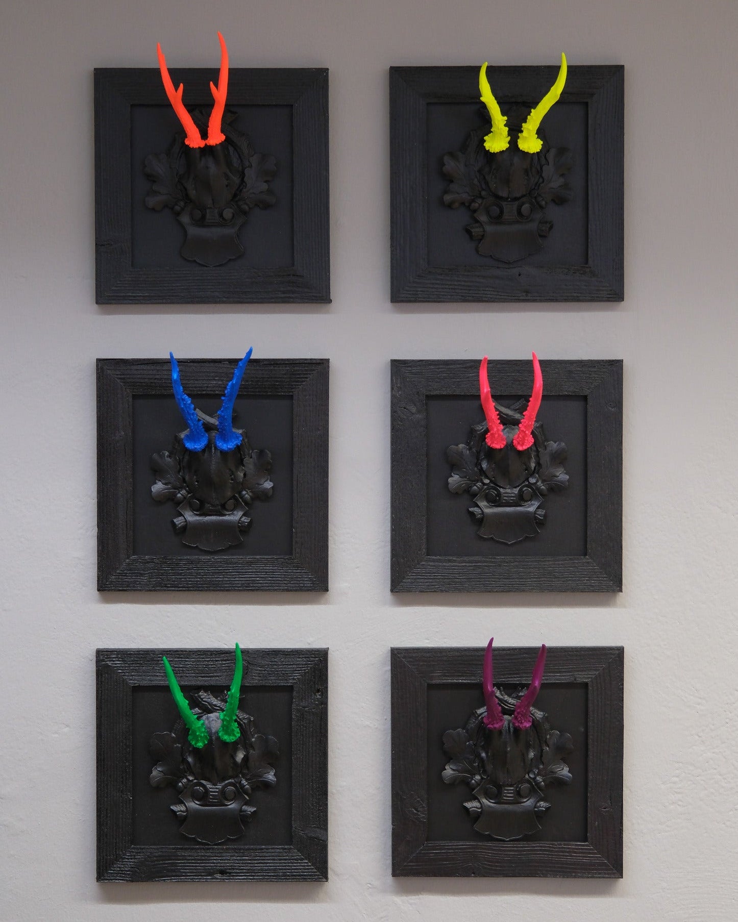 Neon Design Rehbock im Altholzbilderrahmen