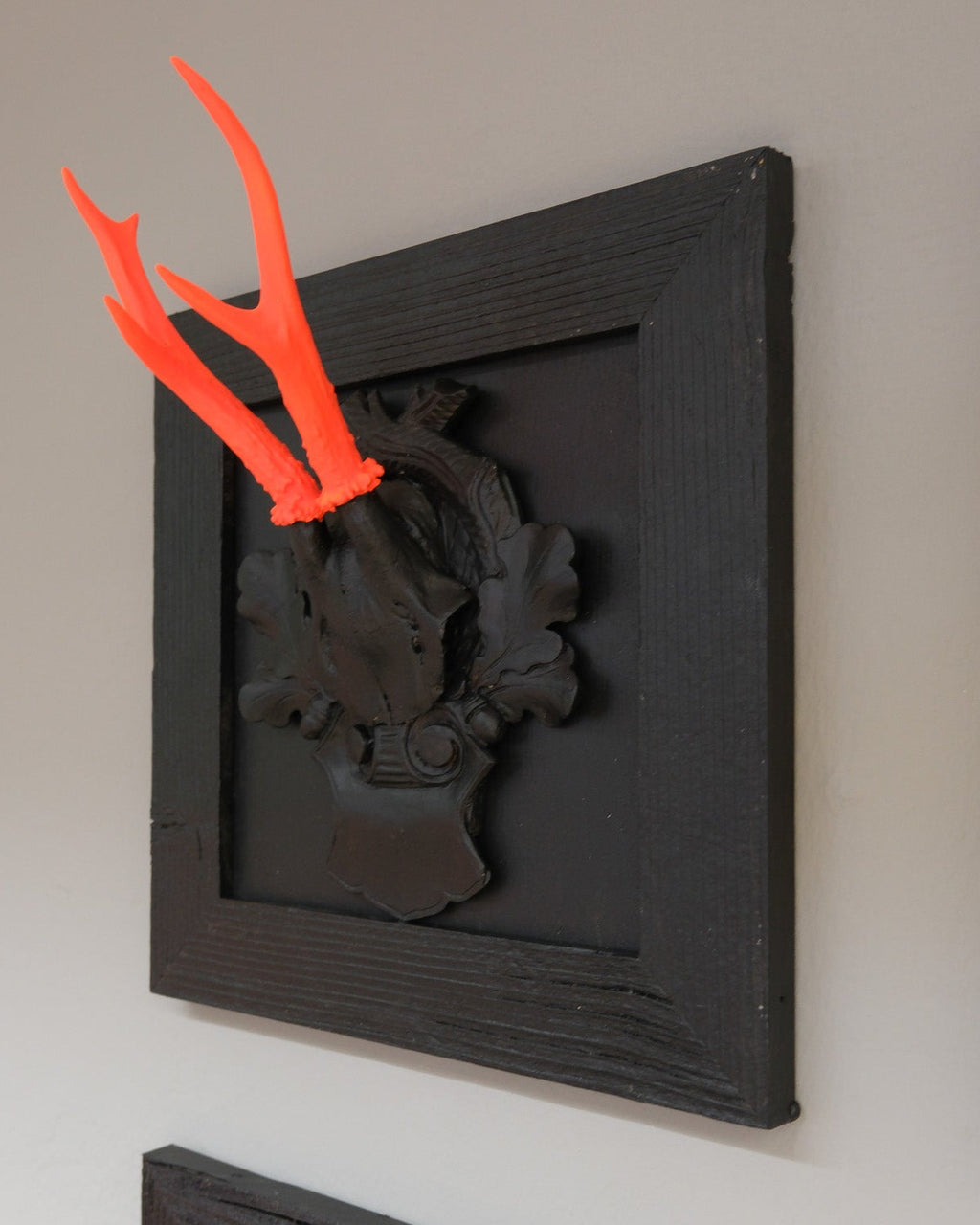 Neon Design Rehbock im Altholzbilderrahmen