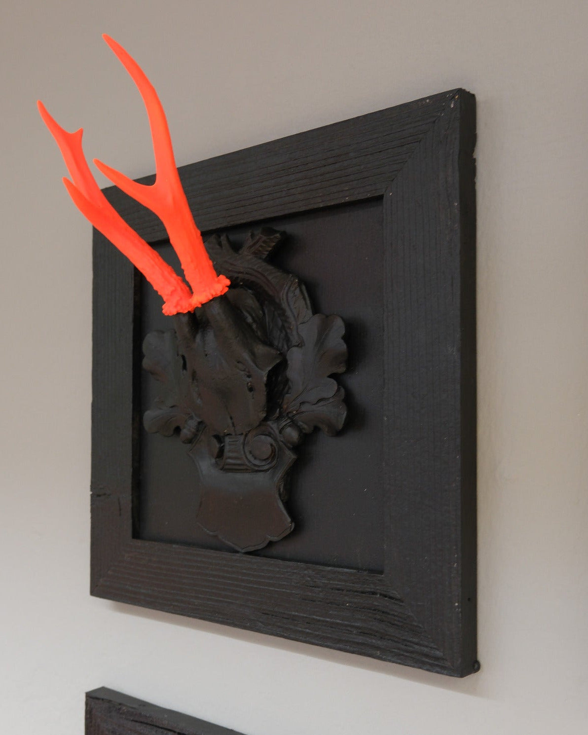 Neon Design Rehbock im Altholzbilderrahmen