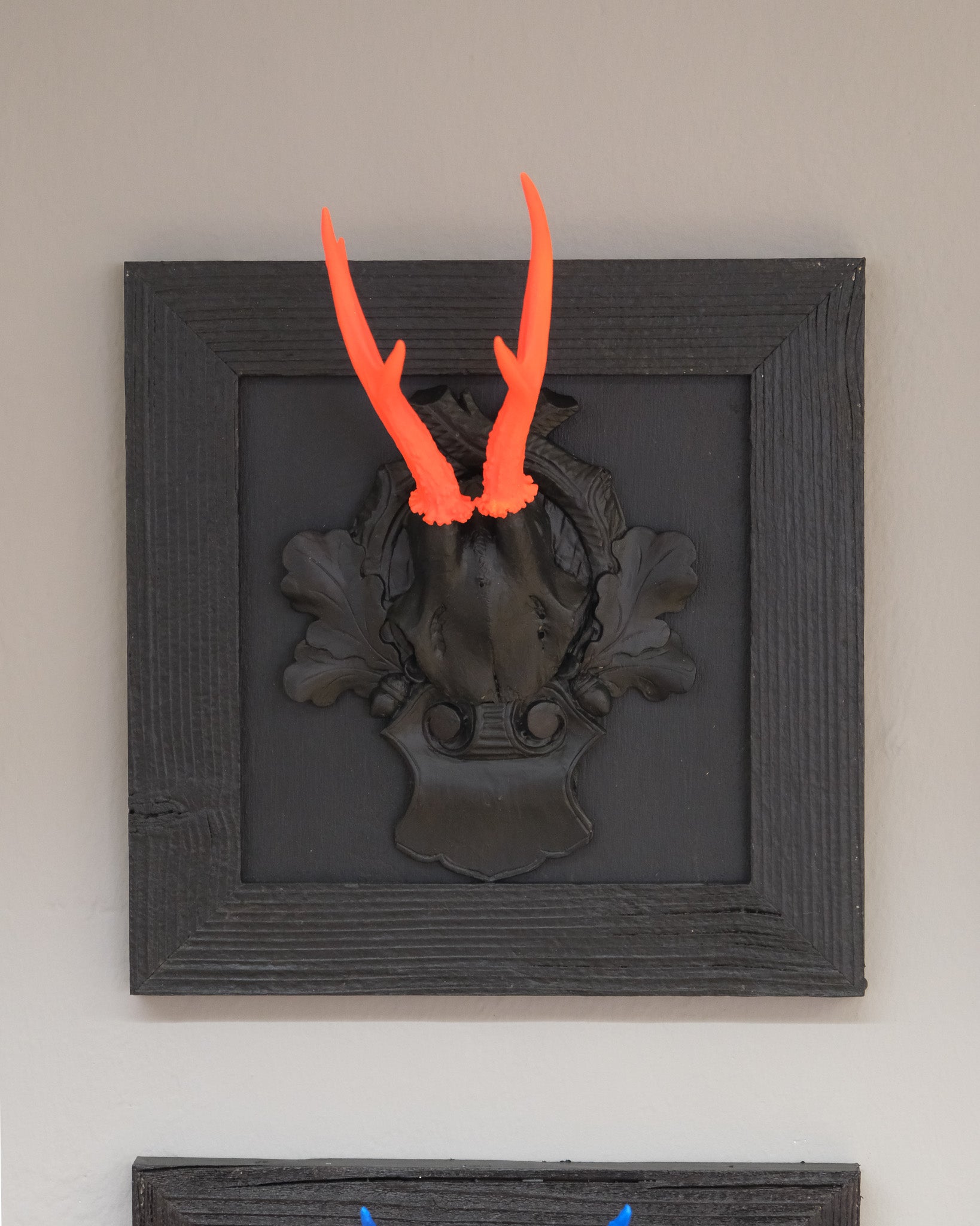 Neon Design Rehbock im Altholzbilderrahmen